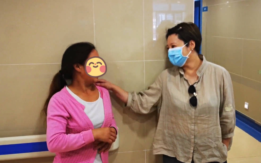 样子袁立素颜苍白胖的自然，没有刻意减肥瘦身，很真实一点不装！