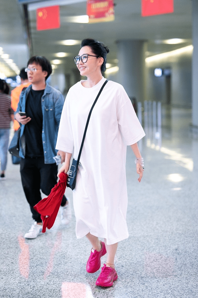 黑色 许晴真是冻龄女神，穿长款白色T恤走机场减龄时髦，气场全开