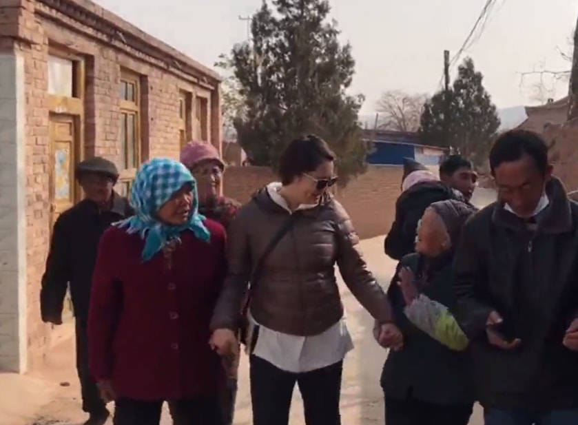 样子袁立素颜苍白胖的自然，没有刻意减肥瘦身，很真实一点不装！