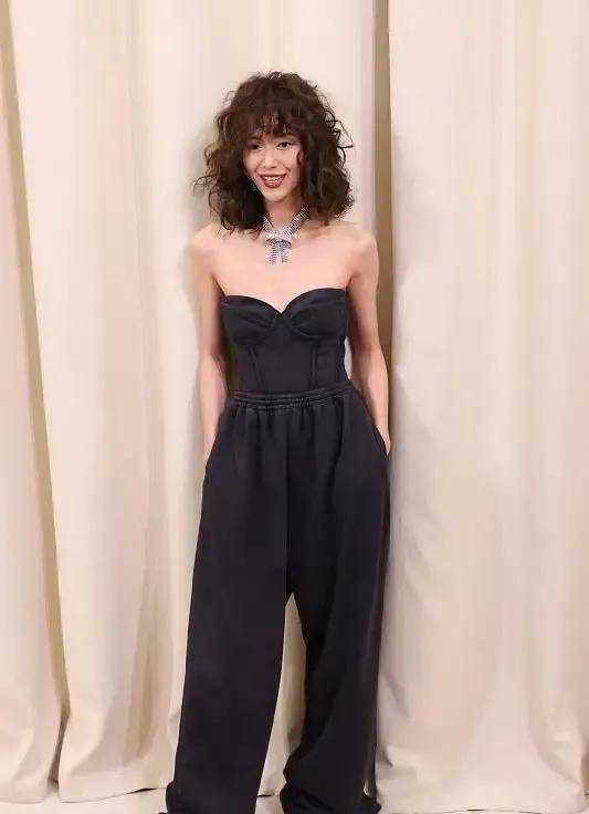 活动 哪有什么不老女神！张柏芝生图太老了，戚薇脸垮刘雯爆炸头没法看