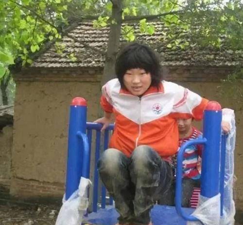 朱之文 朱之文女儿认真打扮并不丑，千格鸟上衣配小黑裤，同框弟媳显高挑