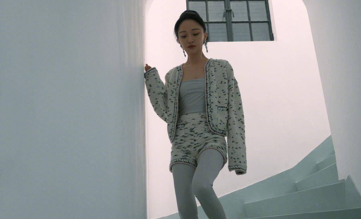 网格 周迅回归综艺学聪明，穿链条背心配网格袜，这身材造型真是没得挑