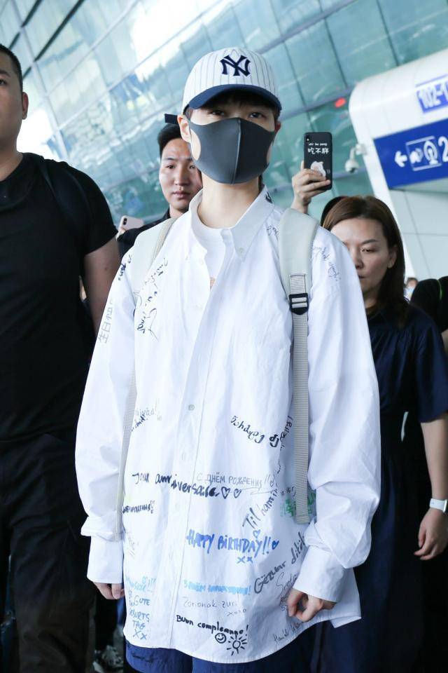 中性 李宇春玩下衣失踪,涂鸦衬衣+短裤长腿白皙,看谁还说她是假小子