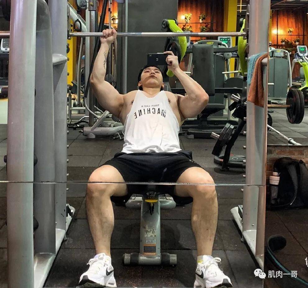 身材|94年翘臀男教练走红网络，网友直呼我可以