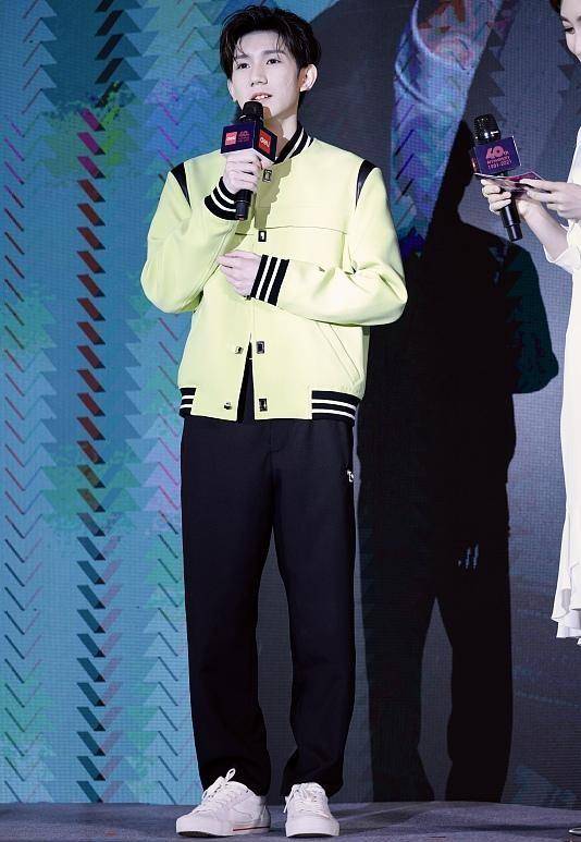 颜色 王源是真的长大了，就算穿幼稚酷炫的服装，生图也显得挺成熟