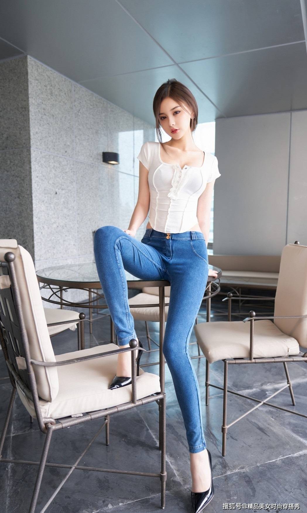 小高 蓝色的小脚牛仔裤上搭一件白色的T恤,简约个性女人味十足