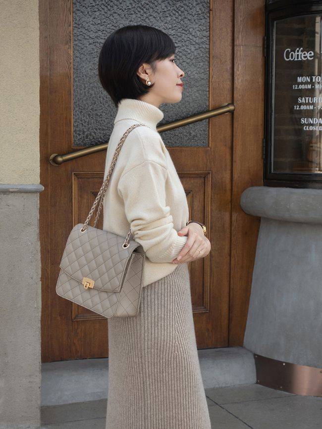 塑造出 漆皮靴的风格百变，可以塑造出很多种气质的穿搭