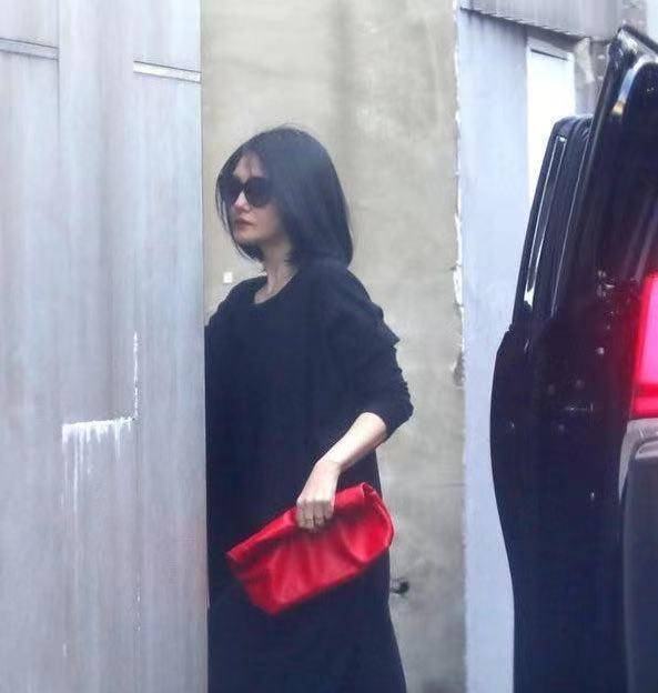 黑色 44岁大S近照美翻！瘦身后被小S夸少女，裹大衣穿皮靴小腿超细