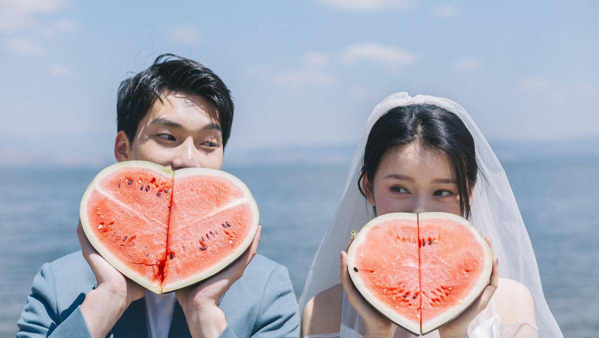 发型最美爱情：教官丈夫每天为无臂妻子化妆、做发型，坚持了12年