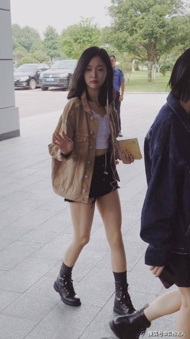 身材 吴宣仪机场犯困超可爱！吊带短裤穿搭显大长腿，海南腿精名副其实