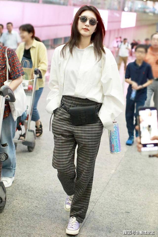 浅色 33岁江疏影和父母外出,浅色T配长裙,朴素穿着挡不住女神好气质