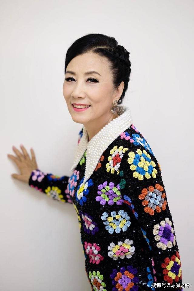 黑色 72岁汪明荃豁出去了，穿黑丝袜踩恨天高，一把年纪还这么性感时髦