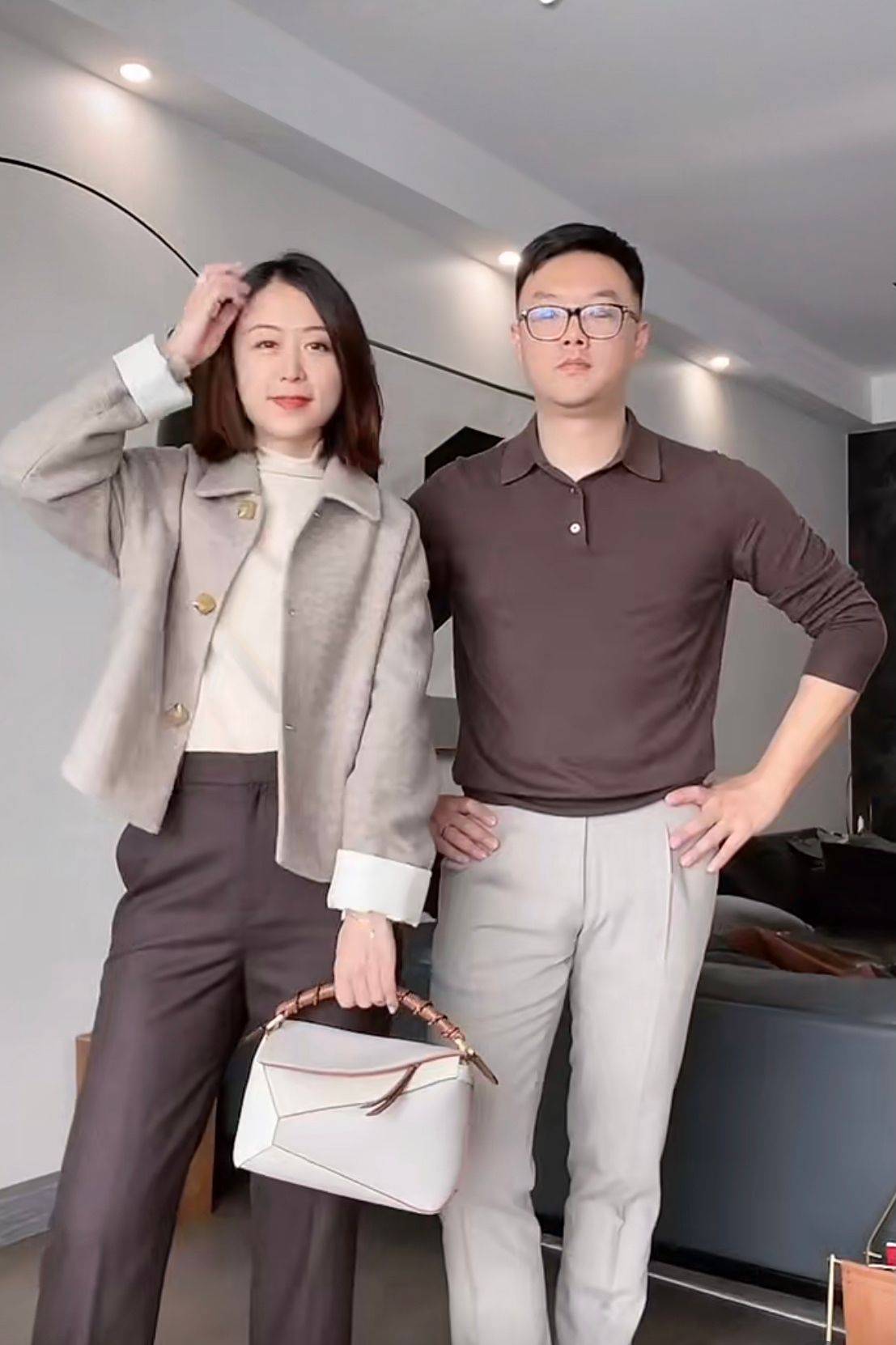 色调 高级打工人平时怎么穿？看40岁情侣示范一周穿搭，选对颜色是关键