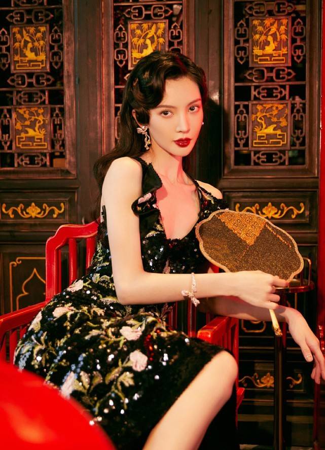 身材 被金晨的“国风”造型惊艳了，穿黑碎花吊带裙身材有料，曲线撩人