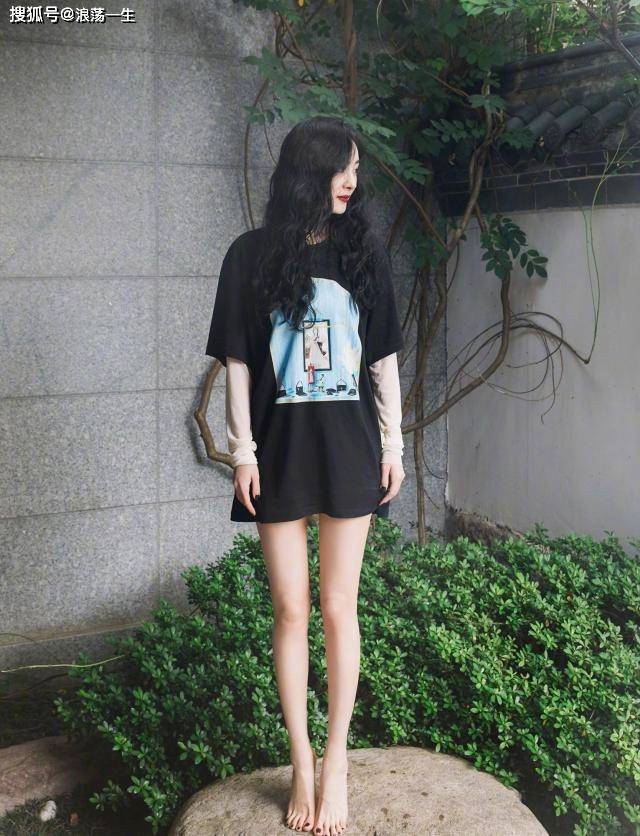 杨幂 杨幂33岁生日喜提祝福，光脚丫秀俏皮穿搭，T恤叠穿腿精名副其实