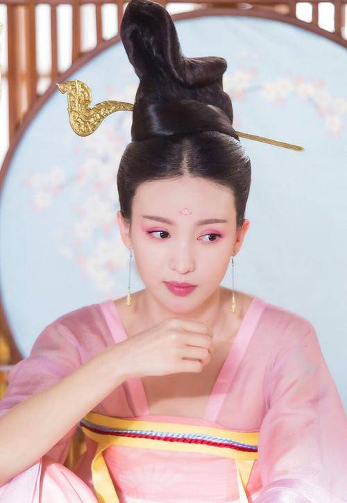 调整女明星发际线变美史：从生硬的美到自然的美，她们都做对了什么？