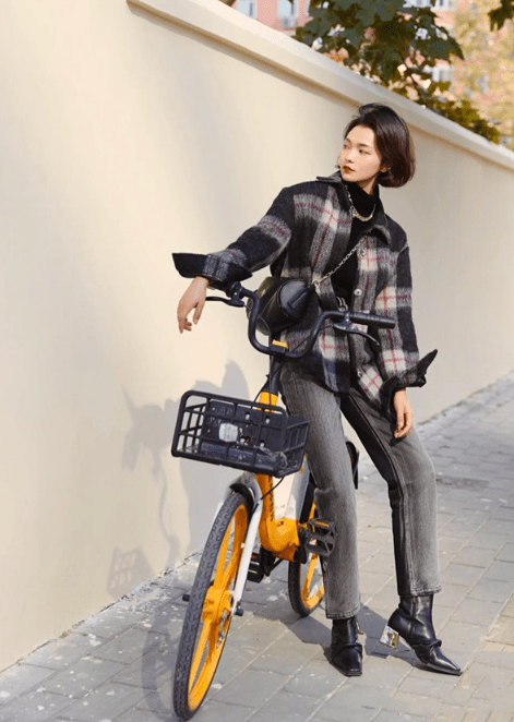 显得 短外套+长裤子才是秋冬最佳CP，小个子女生照着穿，显高又显瘦