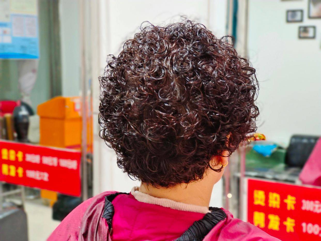 发型今年年底发型怎么剪？全头卷齐刘海狼尾发都不错，精选15款任你挑
