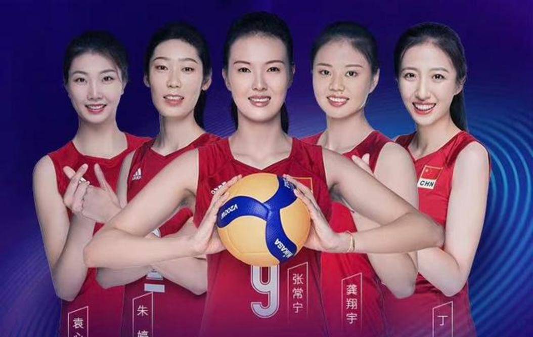 中国女排合照引争议,c位不是朱婷,李盈莹遭无视,两人不配入选!_张常宁