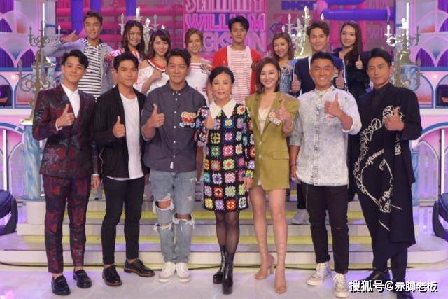 黑色 72岁汪明荃豁出去了，穿黑丝袜踩恨天高，一把年纪还这么性感时髦