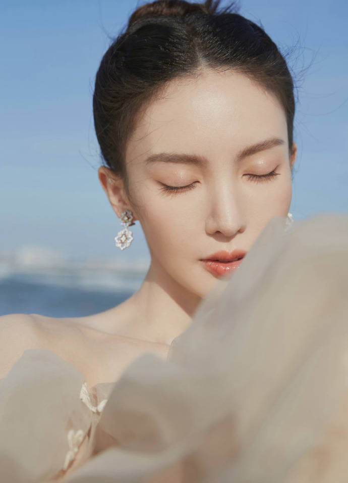 调整女明星发际线变美史：从生硬的美到自然的美，她们都做对了什么？