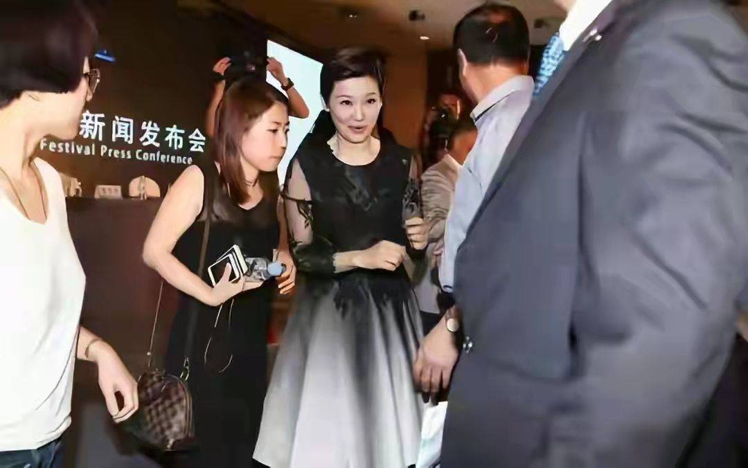 冯小刚 冯小刚女儿罕见亮相，颜值不输徐帆，拼接短衫搭配黑色裤装好休闲