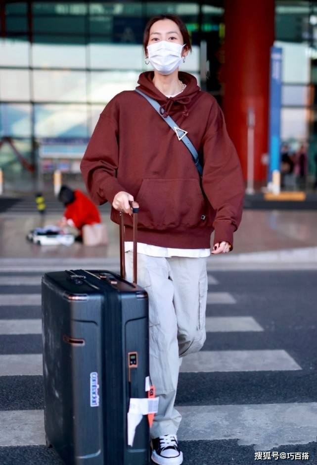 整体 刘雯是把卫衣“焊”在身上了吗?私服造型总有它,而且还都很好看