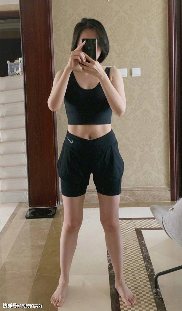 短裙 张靓颖35岁反而更精致,牛仔衣配短裙秀漫画腿,法式刘海嫩成少女