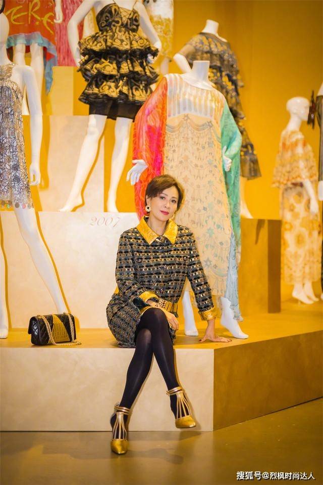 原创刘嘉玲短发造型亮相粗花呢长裙气质优雅小腿纤细哪像五十多岁