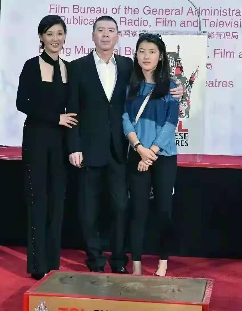 冯小刚 冯小刚女儿罕见亮相，颜值不输徐帆，拼接短衫搭配黑色裤装好休闲