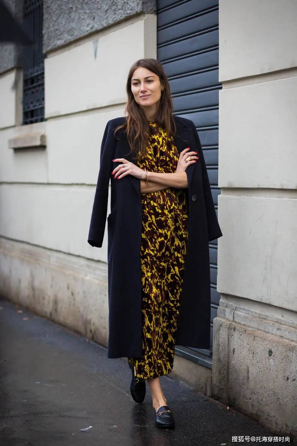 黑色 别盯着小白鞋不放!时髦女人都在穿“一脚蹬”,搭风衣大衣都好看