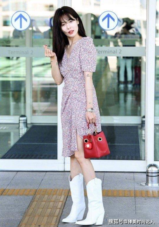 样子 金泫雅穿碎花裙走机场，搭白靴腿细得不真实！嘴唇消肿后美翻了