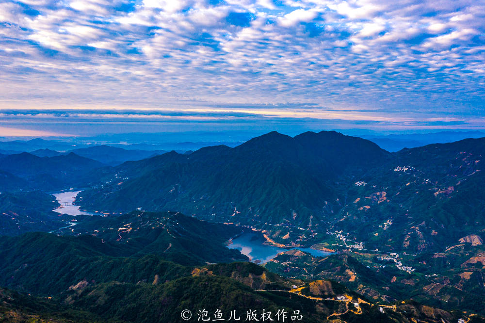 景区|广东大山发现神秘天池，常年水位不变，游客纳闷：这水是哪来的？