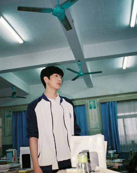 钱开逸要来啦!井柏然晒校服造型秒变清爽校园男神