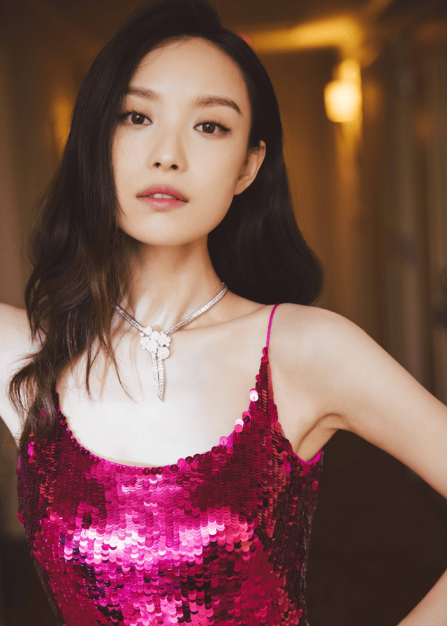 设计 倪妮的高级感真是与生俱来，一袭亮片连衣裙性感妩媚，高级精致