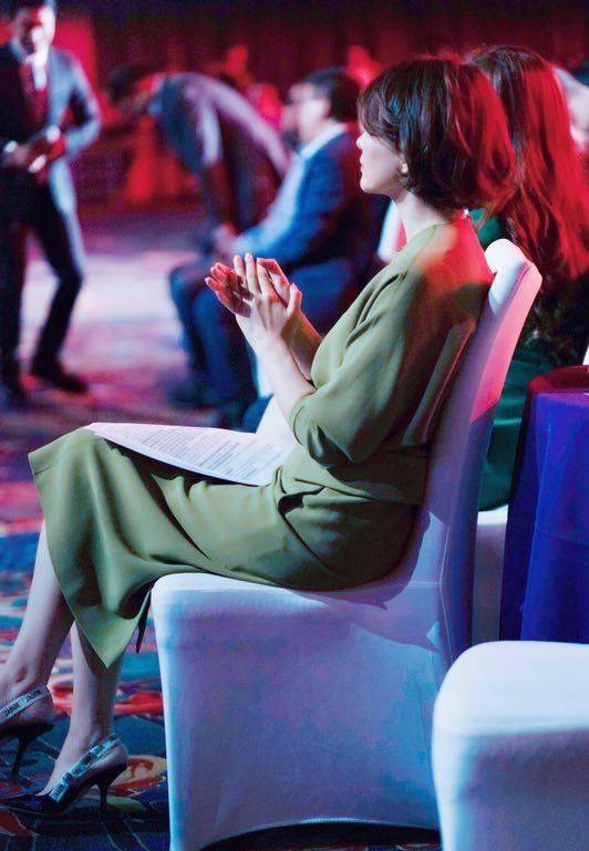 元素 见过世面的女人,穿衣搭配更追求“气质”,不信你瞧董卿