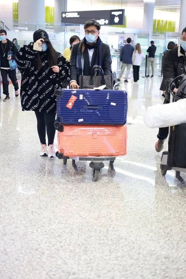 王岳伦 王岳伦和女儿久违同框，12岁王诗龄打扮时髦贵气，身高快赶上爸爸