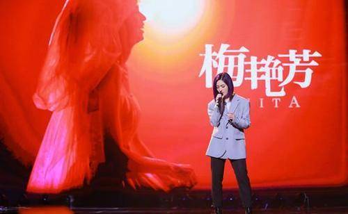 卫衣 杨千嬅久违走机场，穿卫衣配松糕鞋暴露身材短板，染皇家蓝像假发