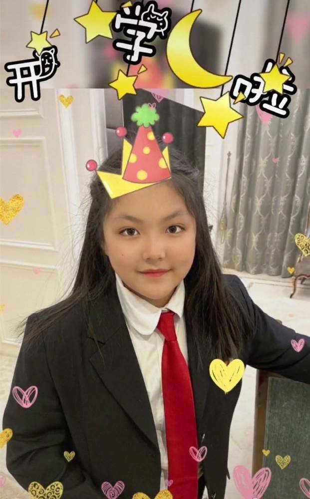 王岳伦 王岳伦和女儿久违同框，12岁王诗龄打扮时髦贵气，身高快赶上爸爸