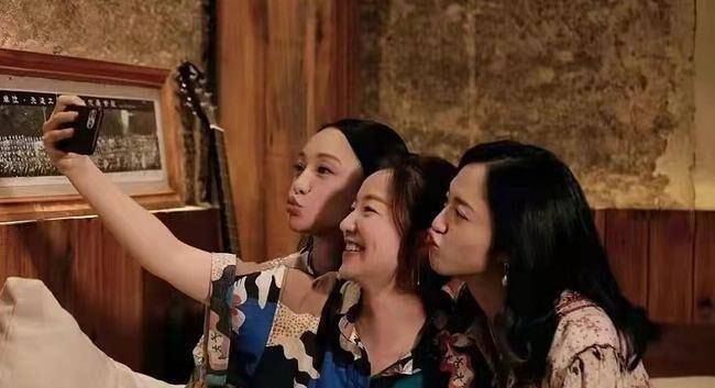 大城市 47岁周迅直播造型太前卫！穿皮裙渔网袜身材好，跷二郎腿姿势妩媚