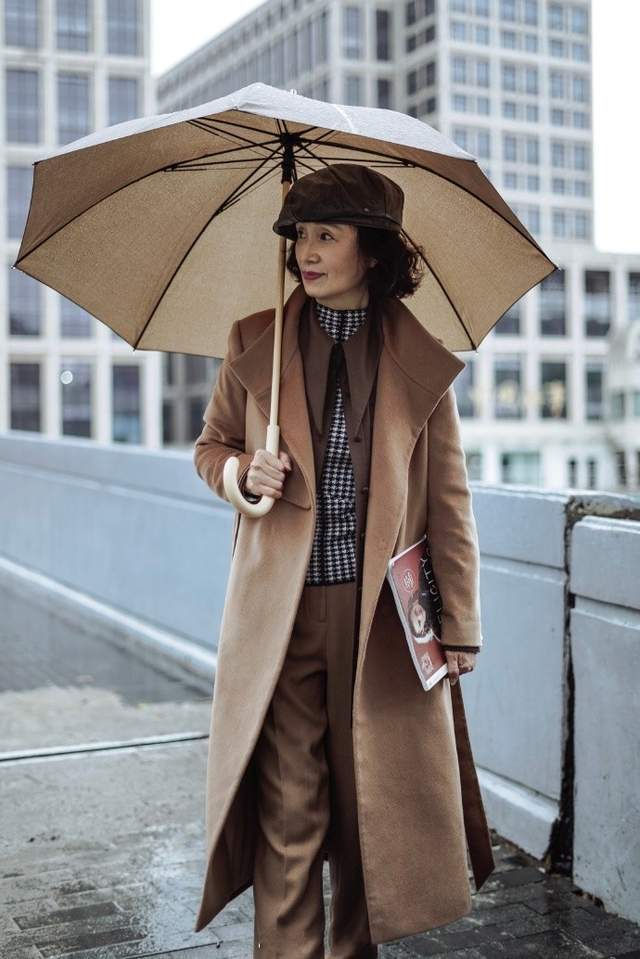 配饰 三木妈不愧是“穿搭界”的佼佼者,大衣造型减龄时髦,照穿就很美