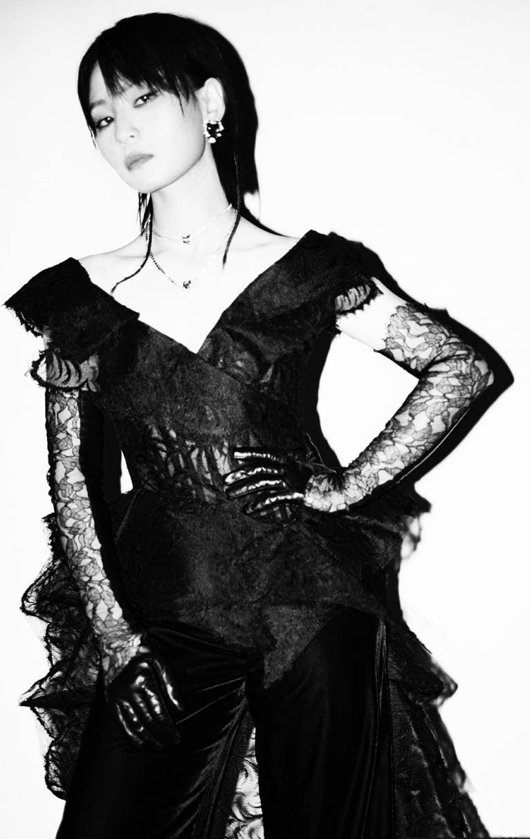 整体 周笔畅又玩新花样,两身抹胸搭配设计感拉满,造型好似冰火两重天