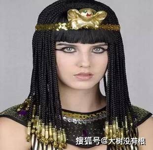 壁画古埃及有个“谜”样壁画，是古人整理头发，难道当时也有美发技术