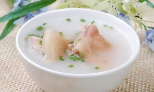 猪肤汤:治疗皮肤干燥,鼻子干,咽喉干燥,虚火上炎,脱发谢顶.