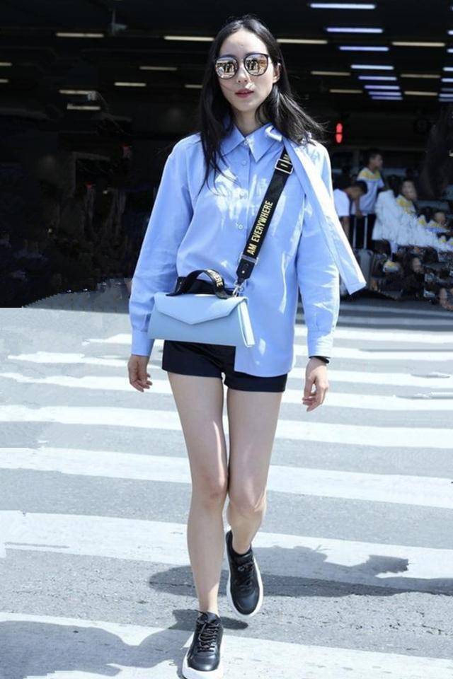 黑色 36岁韩雪黑超遮面走机场，衬衫搭配短裤随意休闲，甘蔗腿实在惊艳