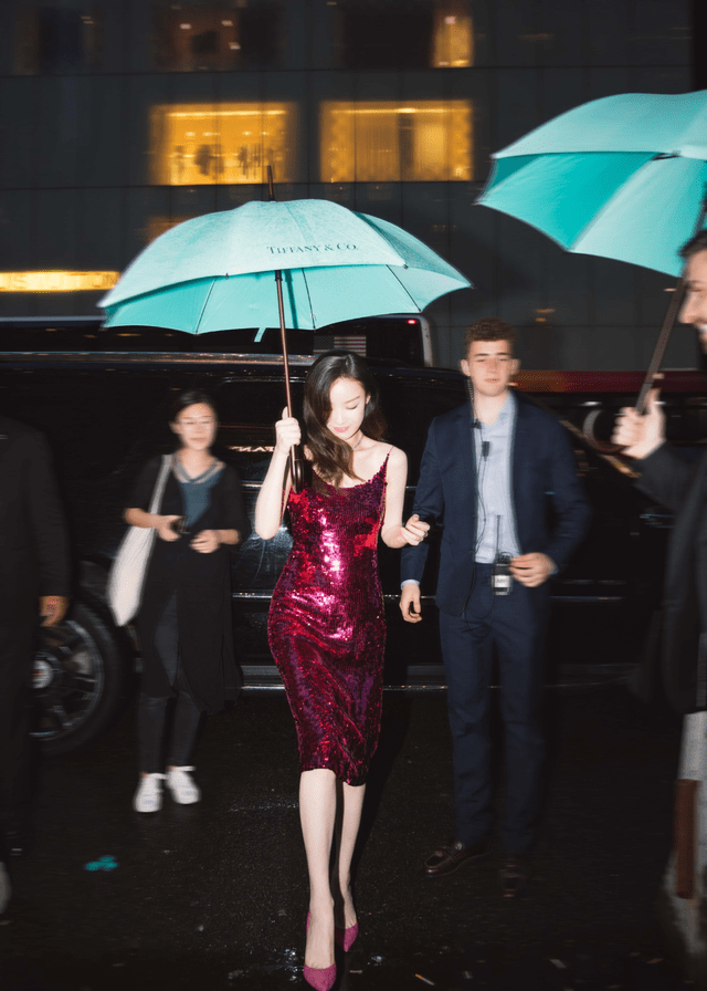 设计 倪妮的高级感真是与生俱来，一袭亮片连衣裙性感妩媚，高级精致