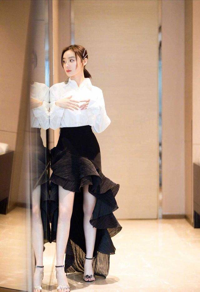 羽毛 袁姗姗真是个“时髦精”,白衬衫配半身裙干练利落,秀美腿好撩人