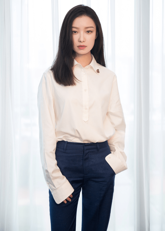 设计 倪妮的高级感真是与生俱来，一袭亮片连衣裙性感妩媚，高级精致
