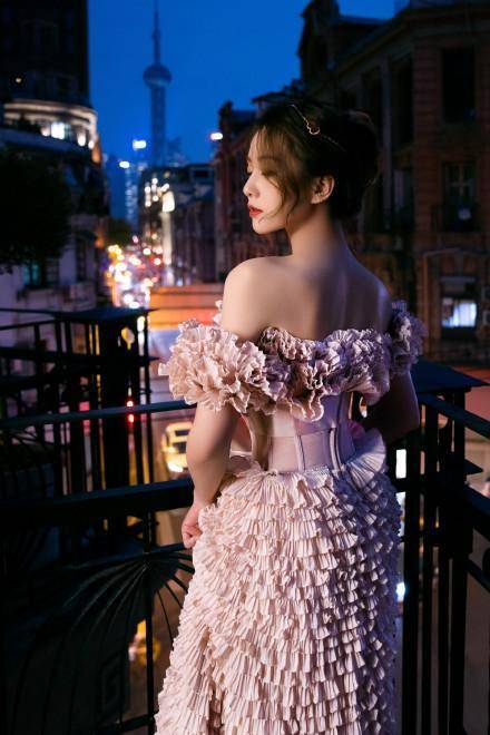 设计 刘诗诗穿粉色仙女礼服好优雅，气质这块拿捏住了！天鹅颈令人羡慕