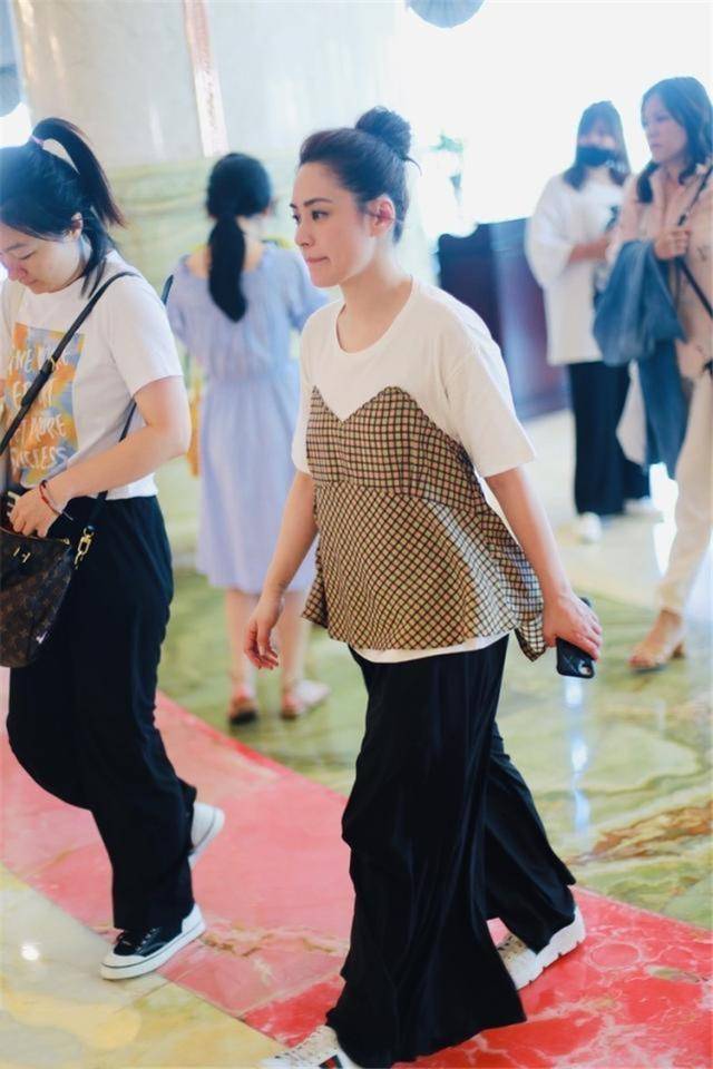 钟欣潼 阿娇假两件T恤露面，搭阔腿裤身材五五分，靠颜值减龄看不出37岁